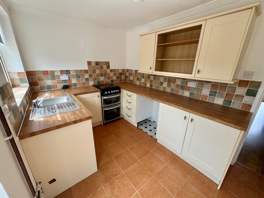 Lot: 124 - TWO-BEDROOM TERRACE HOUSE IN POPULAR LOCATION - Kitchen